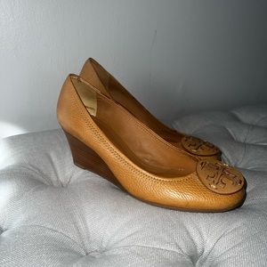 Tory Burch Tan Leather Sally Wedge Pumps- size 9.5